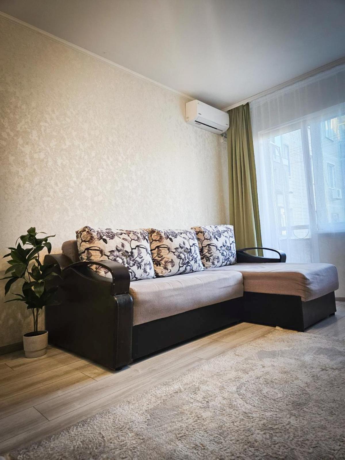 Апартаменты На Вечернем # Качалова Krivoy Rog Bagian luar foto